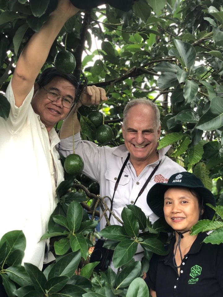 Ms An on a field trip to the Central Highlands with Prof Andrew Campbell, CEO ACIAR (middle) and ACIAR’s Policy Advisory Council Member, Dr Nguyen Van Bo (left). 
